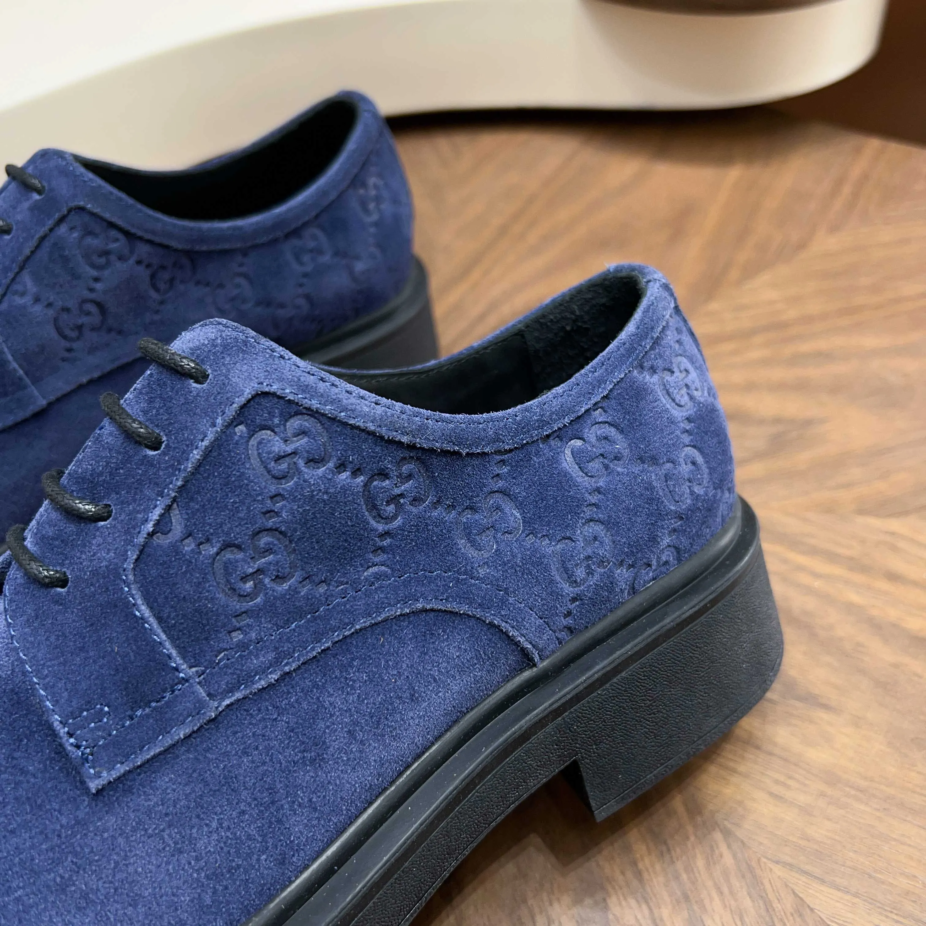 💰780 Gucci/Gucci new men’s lace-up shoes with GG details, matte cow leather derby shoes! The design of this men's lace-up shoe is rooted in the brand's heritage. Crafted from premium waxed cow leather, it is embellished with GG printed embossed suede leather details, a nod to Gucci's iconic monogram. The rubber sole decorated with GG pattern adds a touch of modern fashion to this design. Typical three-joint style design. European and American classic version, full calfskin lining. The overall upper texture is soft and the lining is comfortable and breathable. 2CM thickened soft rubber sole, easy to control. Versatile and stylish upper foot, multiple colors available to meet different matching needs, complete package! Size: 39-40-41-42-43-44 leather shoe size (38.45.46 can be customized)